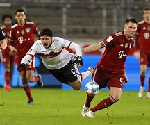 关于斯图加特球员齐心协力，力争在比赛中取得胜利的信息