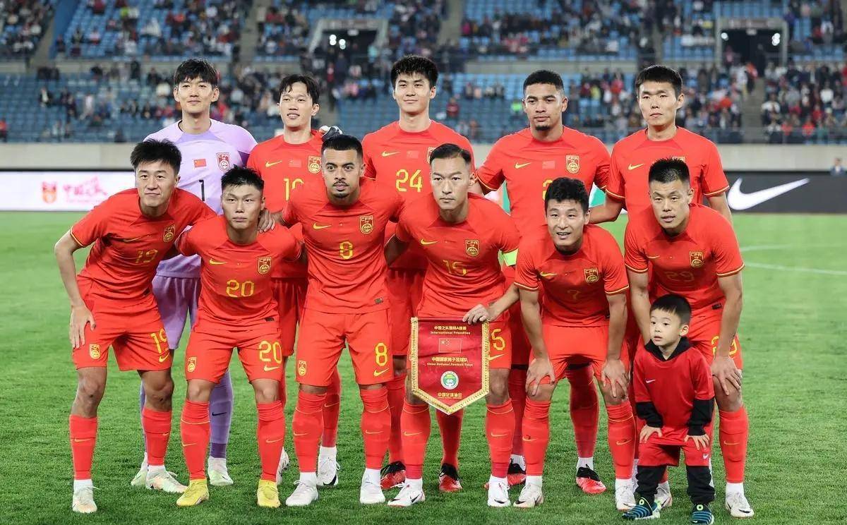 足球运动员精彩表现,带领球队取得胜利 足球运动员精彩表现,带领球队取得胜利