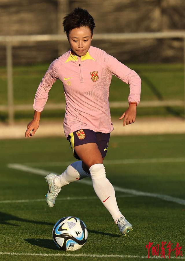 开云下载-包含中国女足遭遇困难，队员拼尽全力争取胜利！的词条