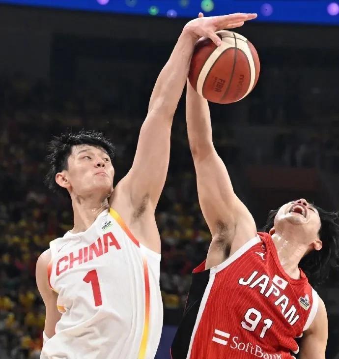 西藏男篮在比赛中展现出出色的篮板能力，轻松赢得比赛的简单介绍