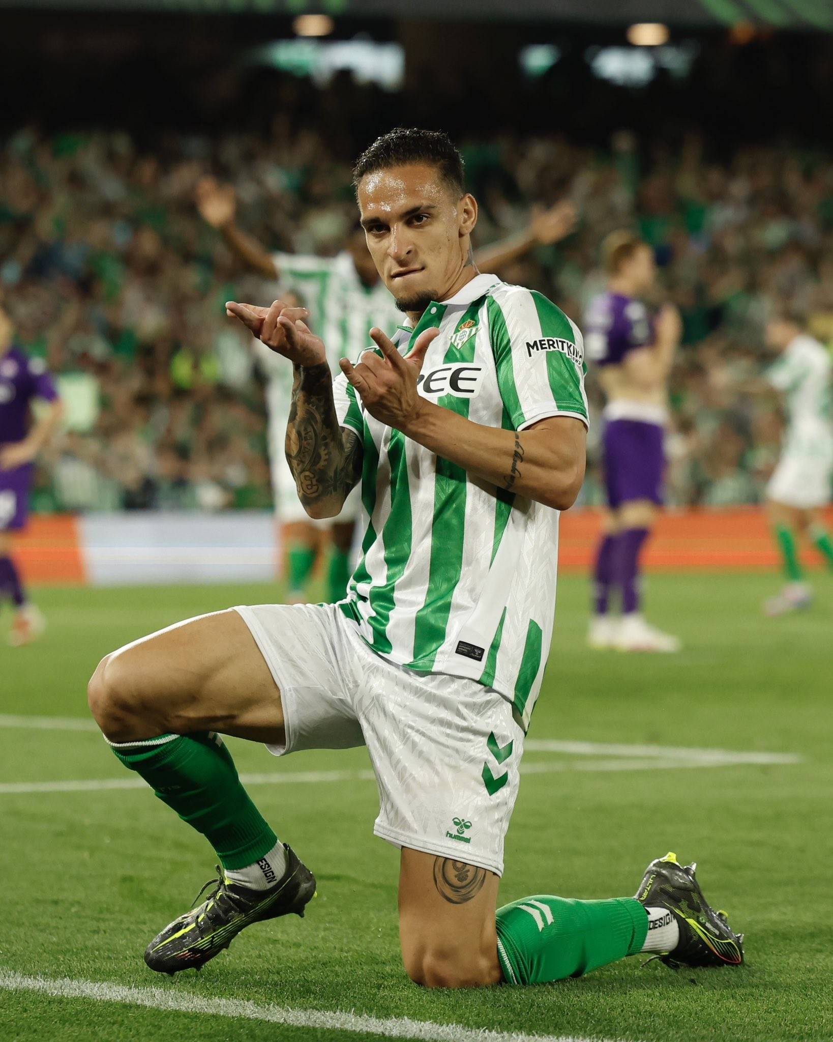 开云体育登录-巴西队员在足球赛场上大显身手