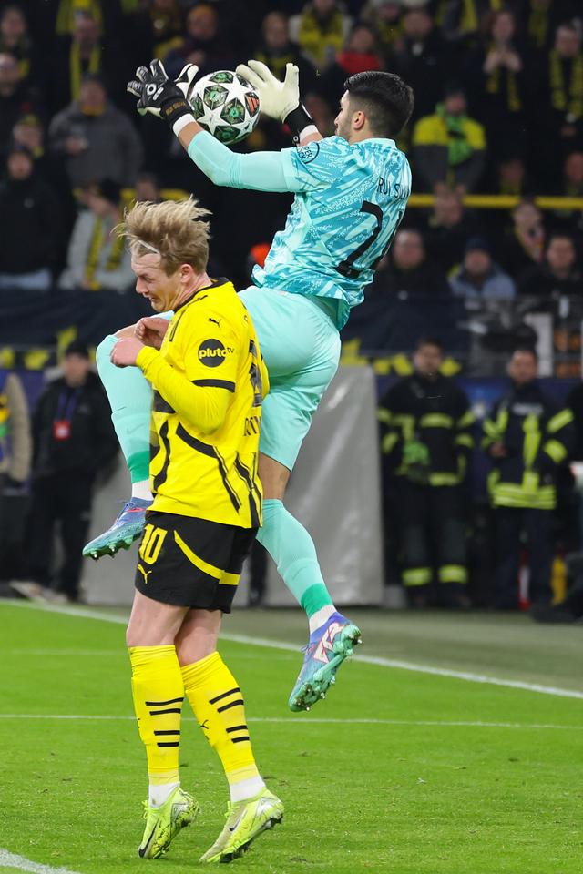 包含杜塞尔多夫迎战多特蒙德，德国足坛豪门对决的词条