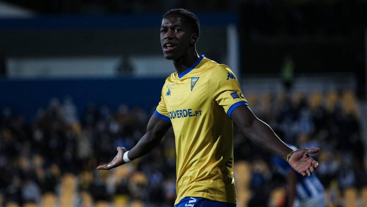 开云APP-里尔主场大胜，排名暂居第一