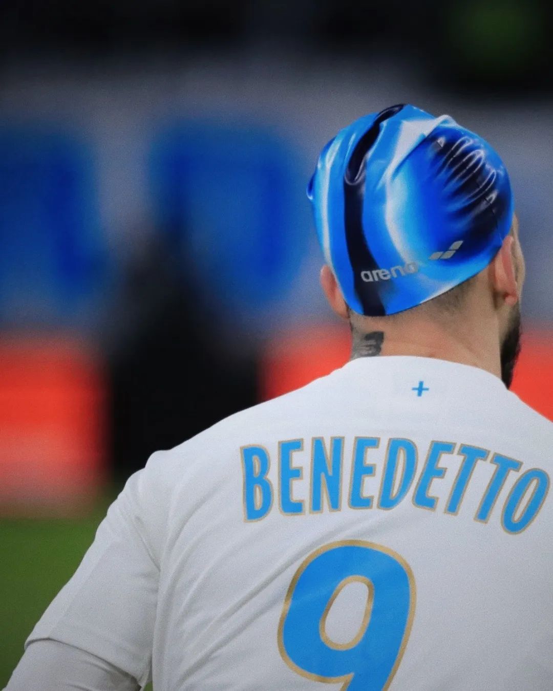 亚眠前锋在禁区内娴熟表演！