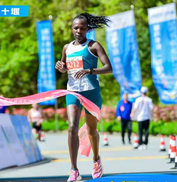 马拉松比赛：埃塞俄比亚选手夺冠