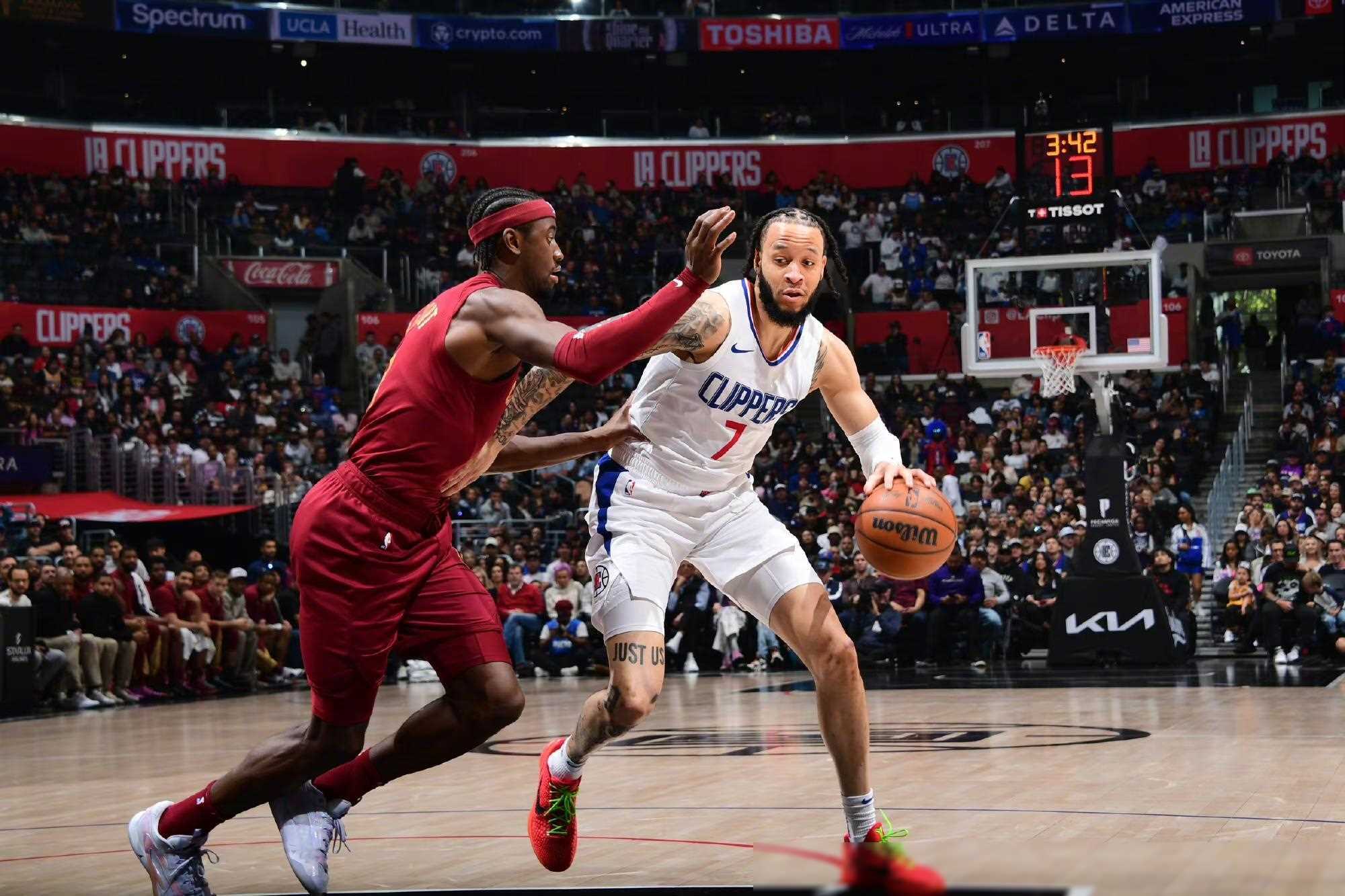 包含快船新援表现出色，帮助球队取得关键胜利！的词条