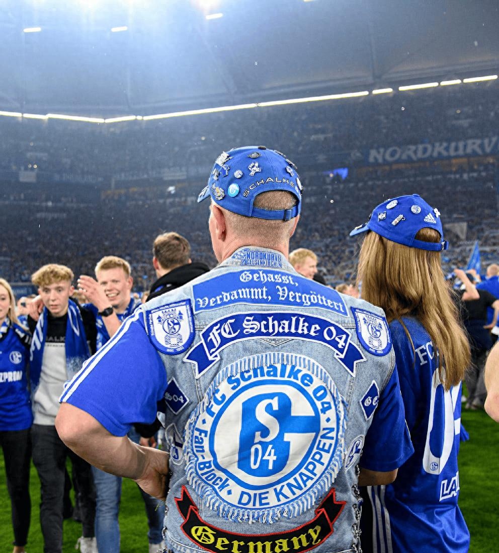 关于沙尔克球队实现连胜，士气高涨的信息