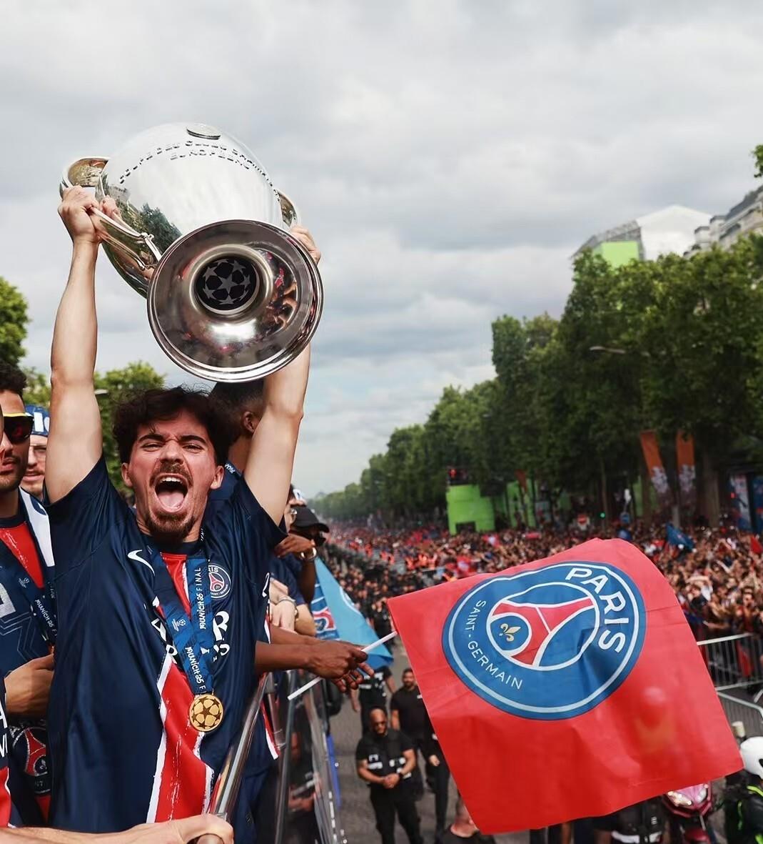 开云体育平台APP-巴黎圣日耳曼球迷疯狂打call，士气高昂