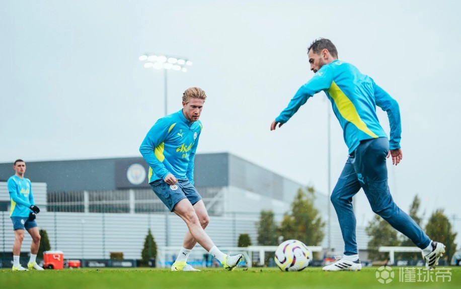 开云体育下载-那不勒斯球迷热情助威，希望球队取胜