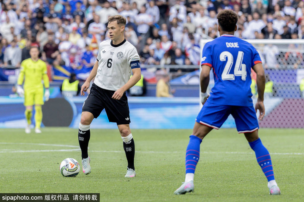 开云体育平台APP-法兰克福球迷战胜困难，坚定支持球队的简单介绍