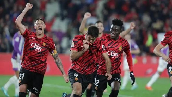 开云平台-巴塞罗那主场轻松取胜，西甲冠军前景乐观沉稳