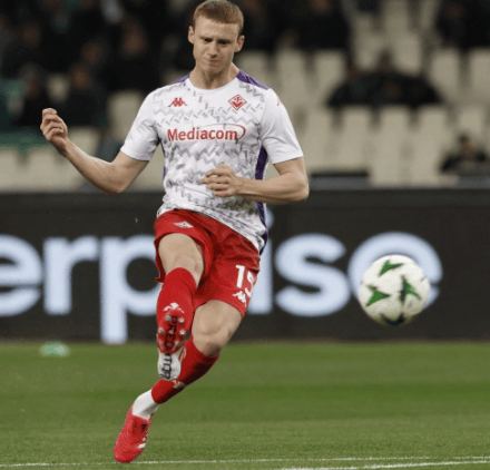 关于佛罗伦萨年轻後卫因伤缺席，球队防线略显疲惫的信息