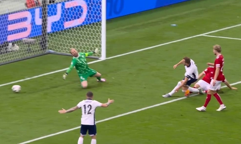 包含英格兰队赢得了与丹麦队的激烈比赛的词条