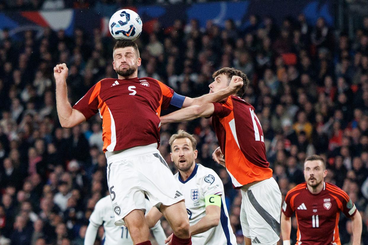 关于英格兰队险胜克罗地亚队，球迷欢呼不已的信息