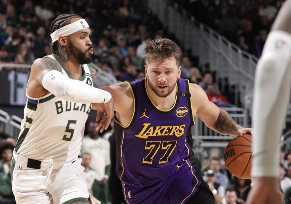 关于雄鹿主场力克鹈鹕，迎来胜利越浪的信息