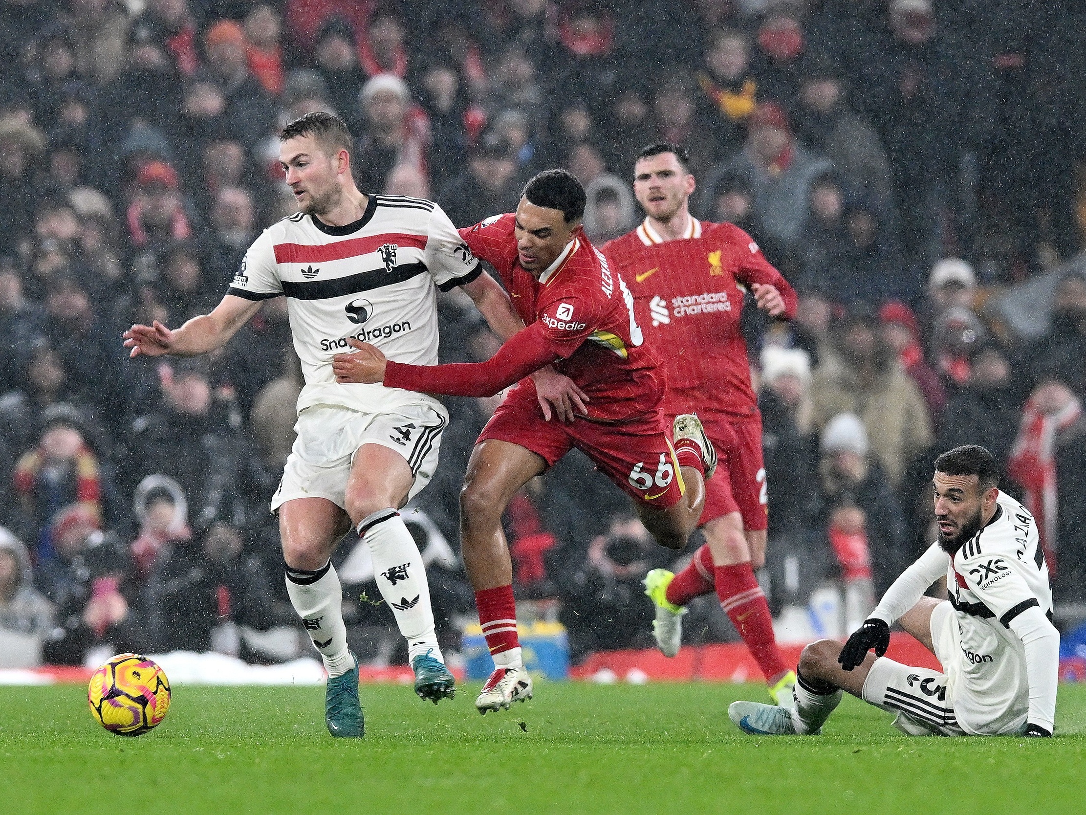 开云体育-曼联攻势破门不断，主场连胜势头如虹