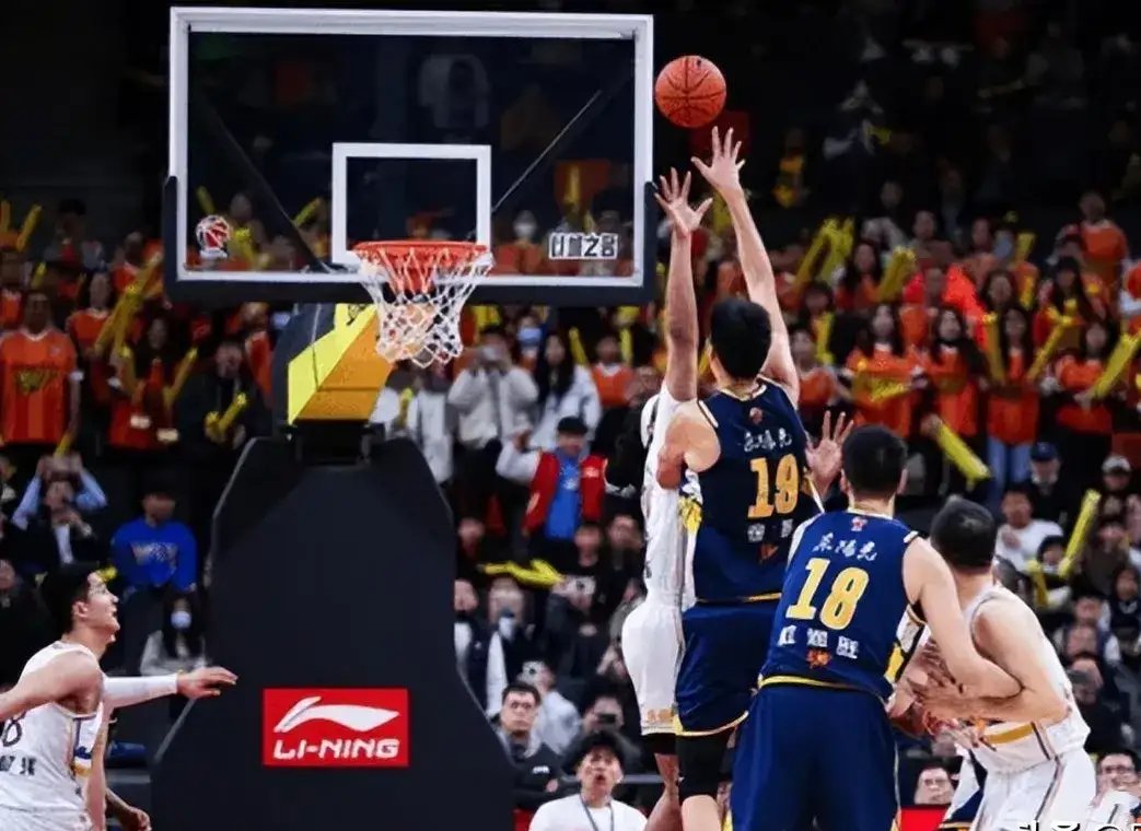 绝杀！球员最后时刻出手命中，为球队取得胜利立下大功的简单介绍