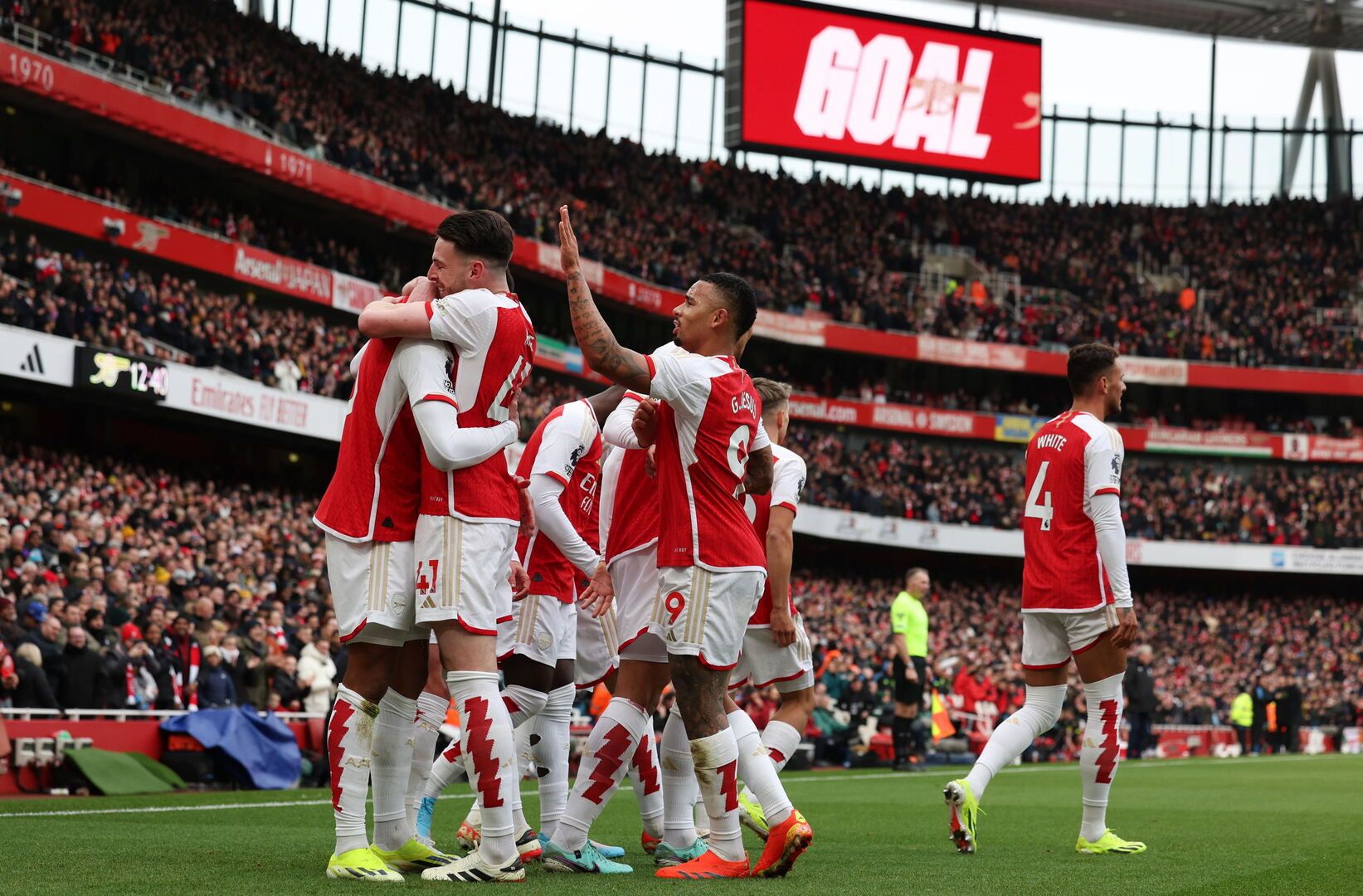 利物浦客场大胜埃弗顿,卫冕冠军领跑 利物浦客场大胜埃弗顿,卫冕冠军领跑