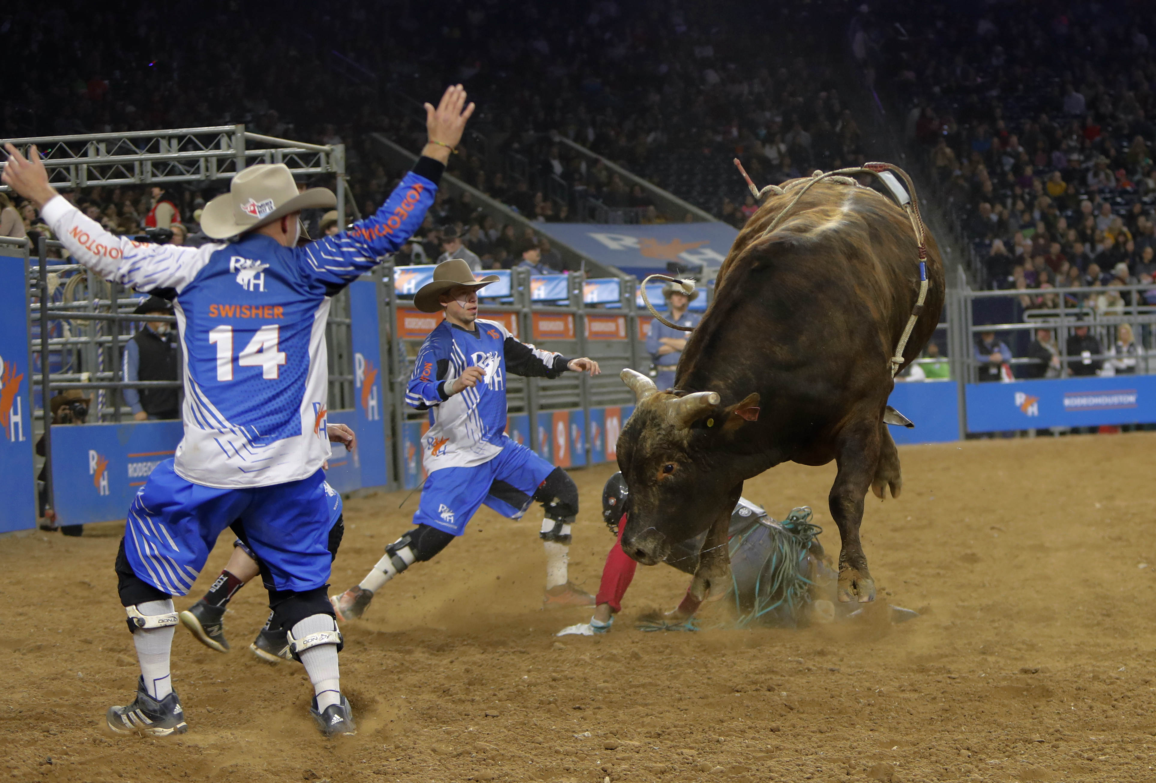 足球比赛精彩纷呈，观众欣喜若狂