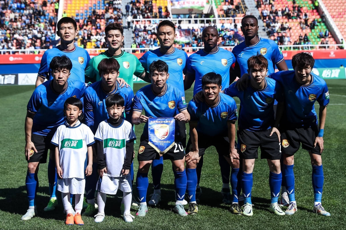 大连一方队在国际足球比赛中领先一步