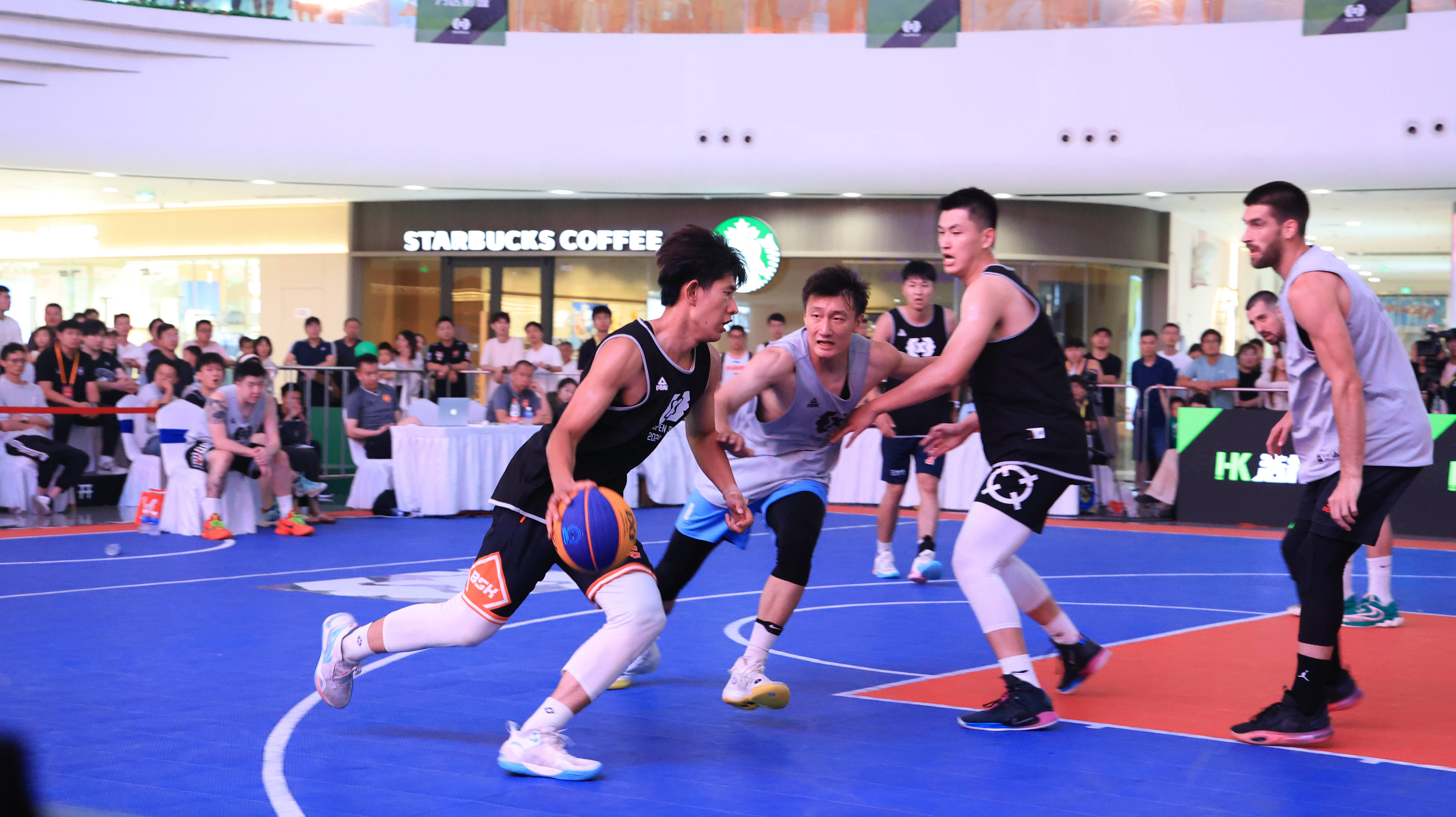 球员在篮球场上尽展风采，实力惊人