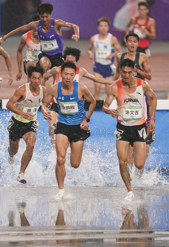 田径全运会冠军争夺激烈，各项目选手展现顶尖水平