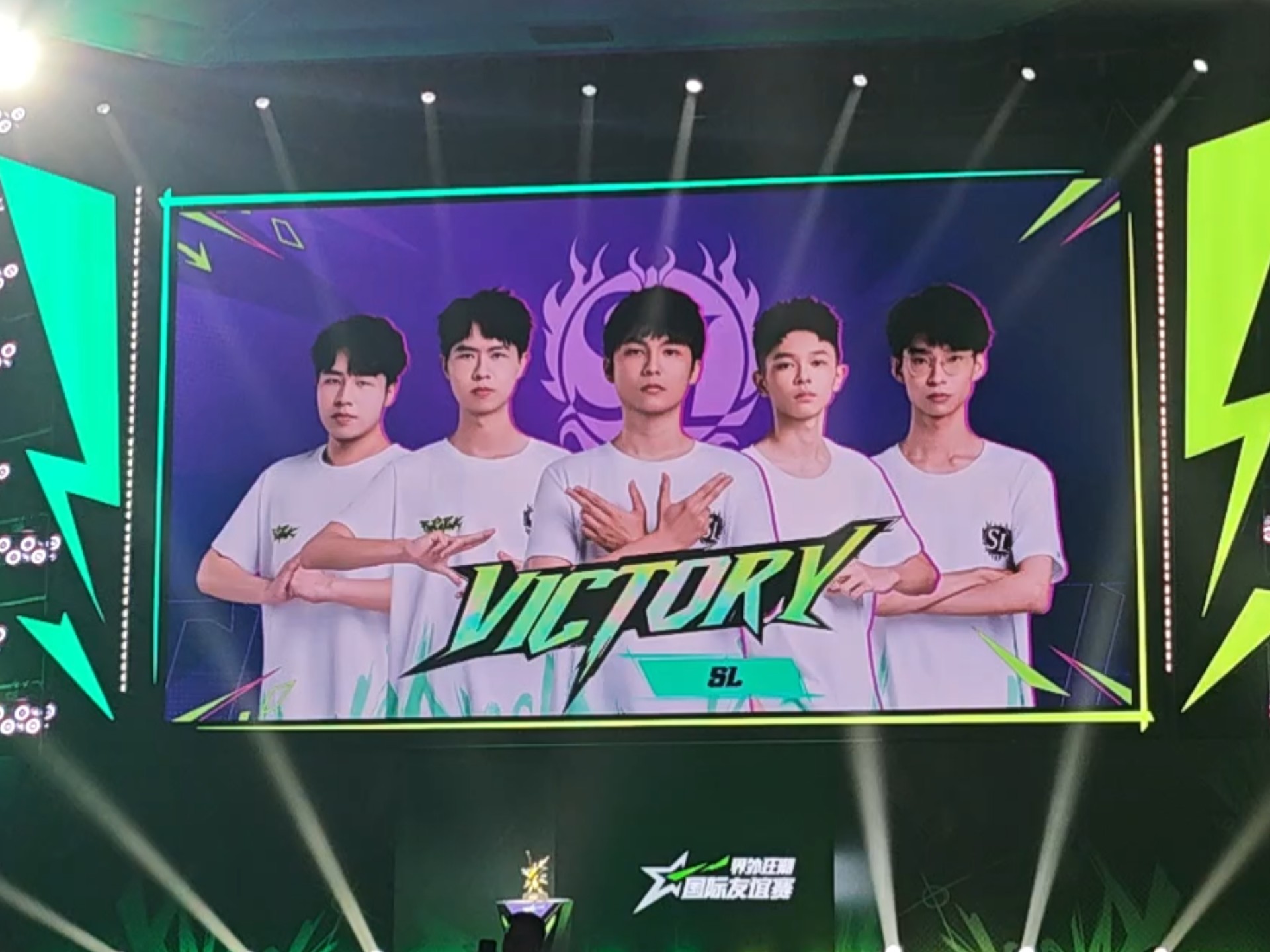 包含SHR翻盘FLY，BDD关键团战开团秒人鏖战多局小组赛，强势挺进下一轮的词条