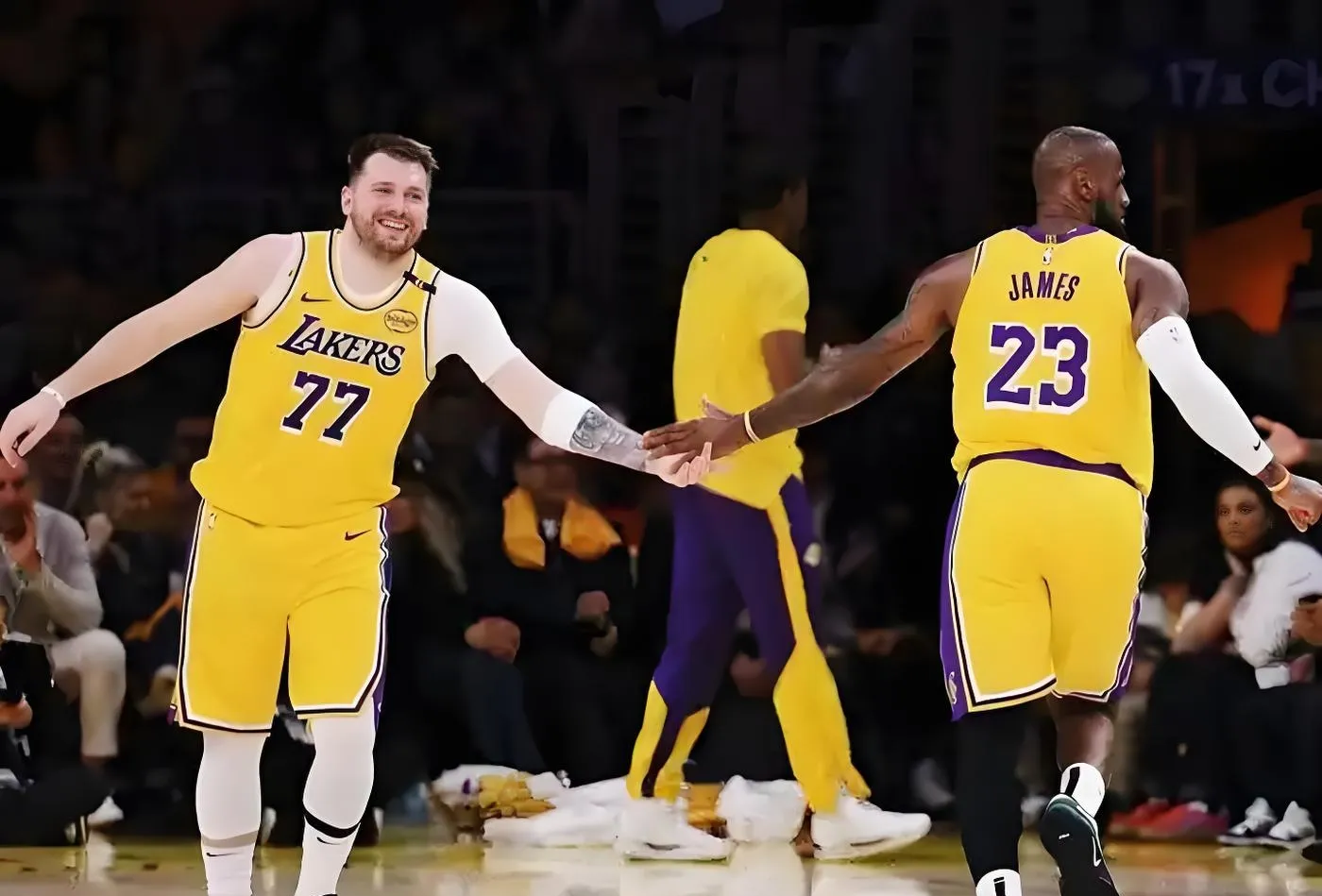 爵士击败湖人，保持胜利势头