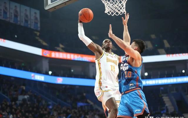 职业篮球赛事精彩纷呈，球员们展现实力