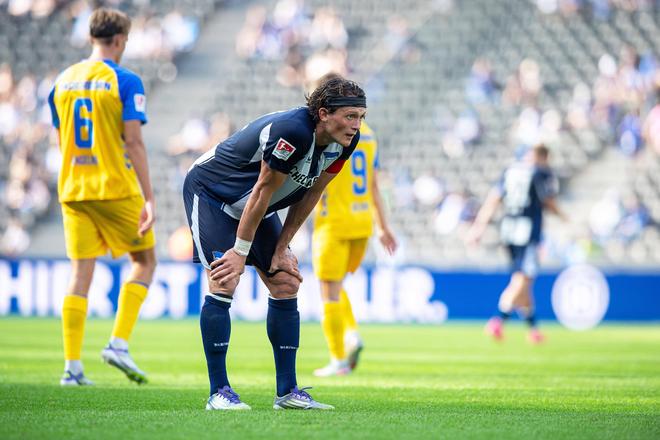 阿斯顿维拉战胜柏林赫塔，全队欢庆取胜荣耀