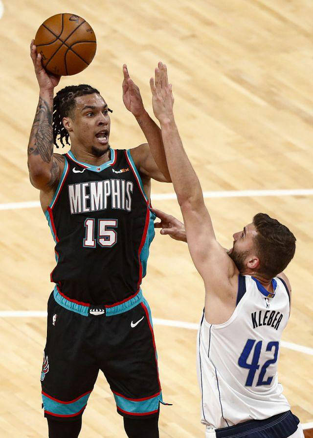 灰熊胜雄鹿取得系列赛第一胜