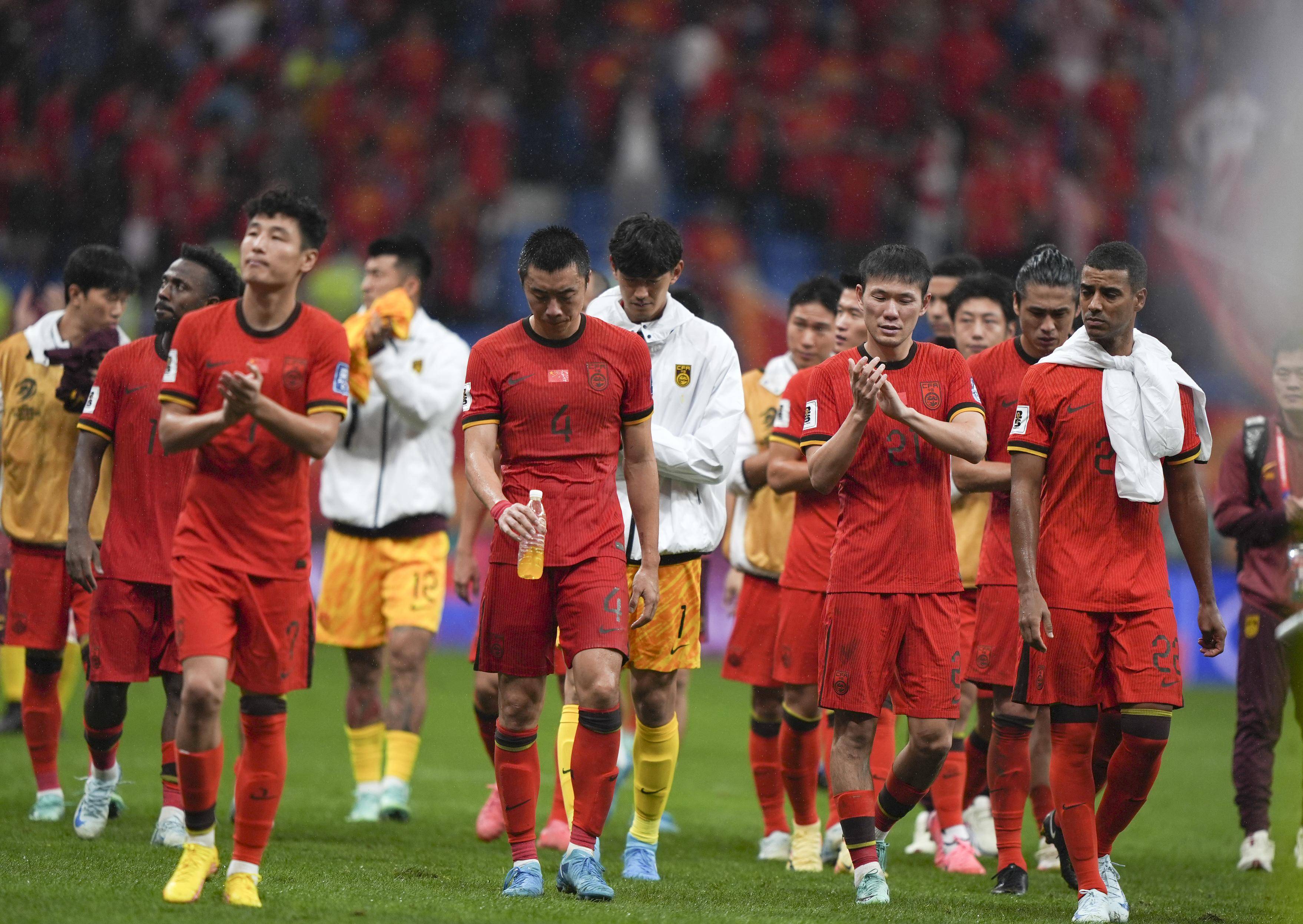 国内足球联赛实力对比，赛场战况激烈