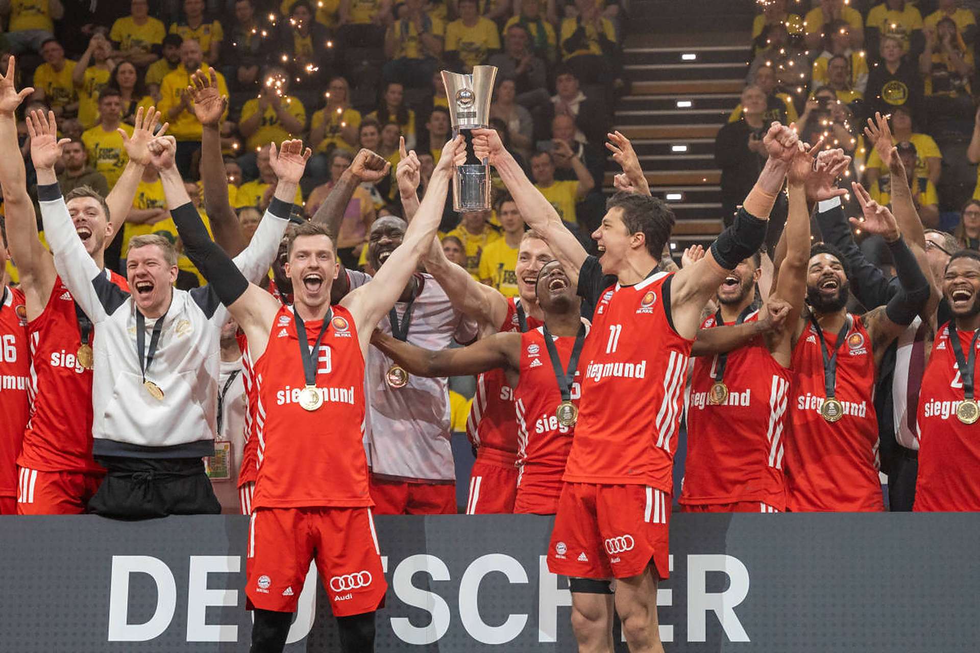 开云体育在线-斯图加特主场不敌对手，球队保级形势动摇