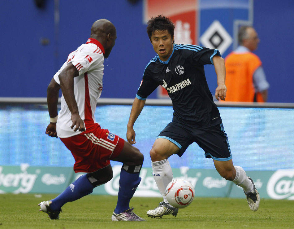 沙尔克客场告捷汉堡，士气大振