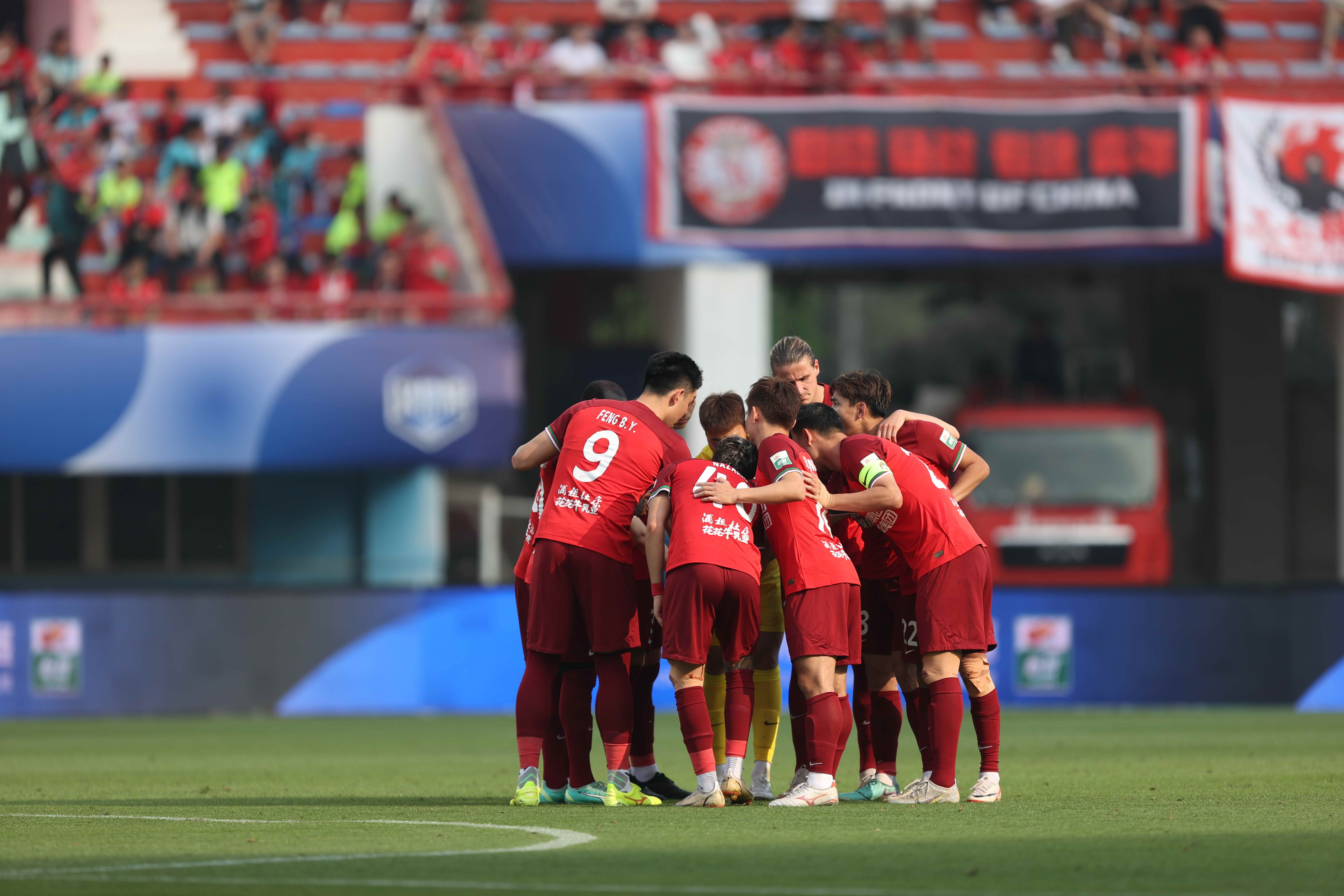 开云APP-足球比赛热度持续升温，观众热情支持本土球队