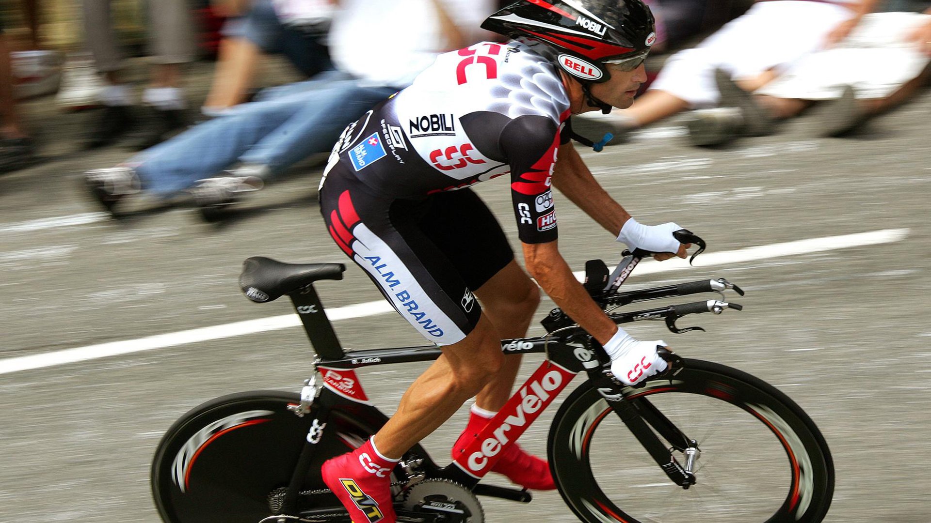 开云下载-F1引擎轰鸣，中锋之心—约基奇在赛道尽头的王者时刻