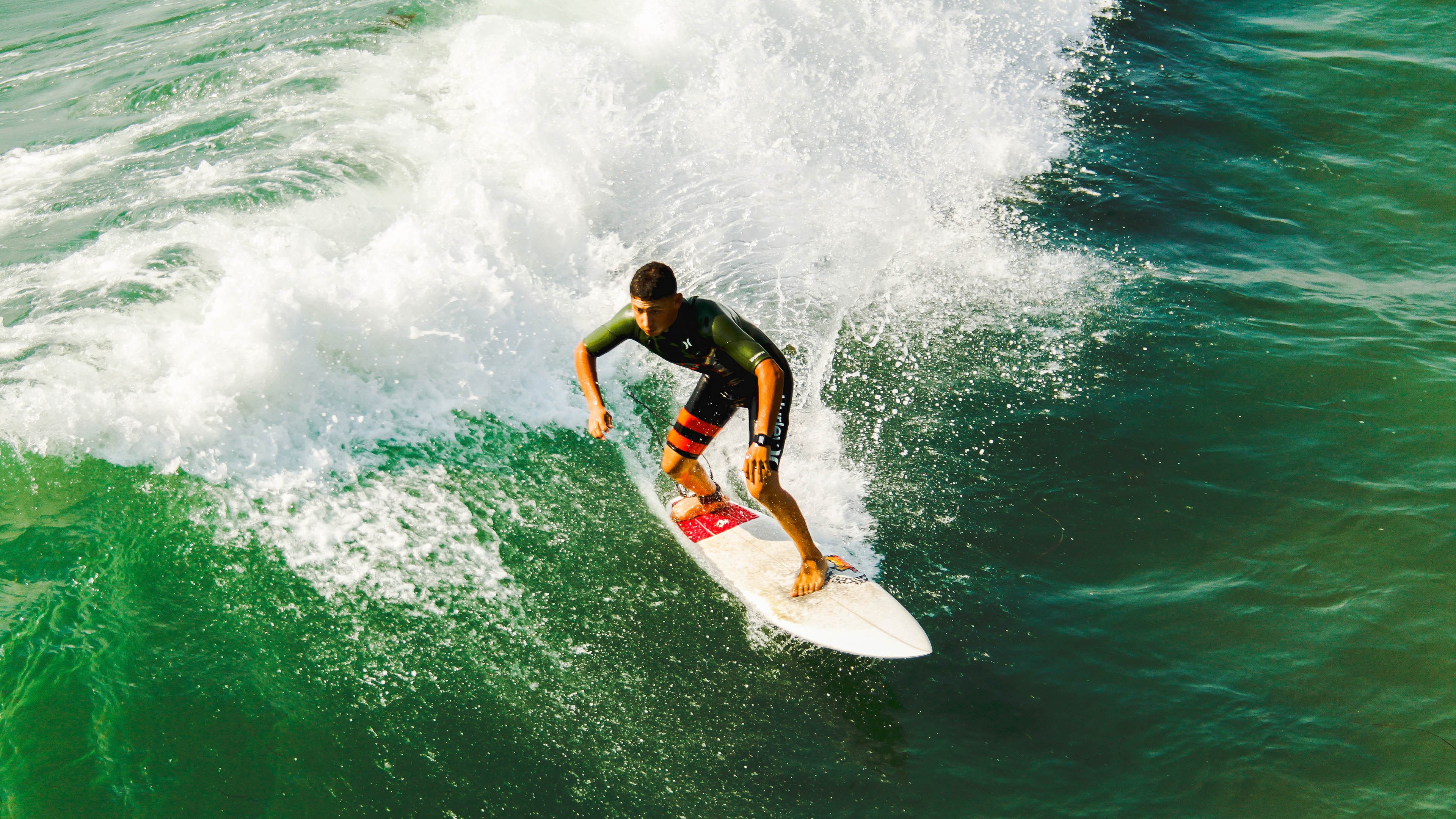 开云体育APP下载-极限毫厘，塞恩斯孤勇破局，阿斯顿马丁惊魂险胜哈斯