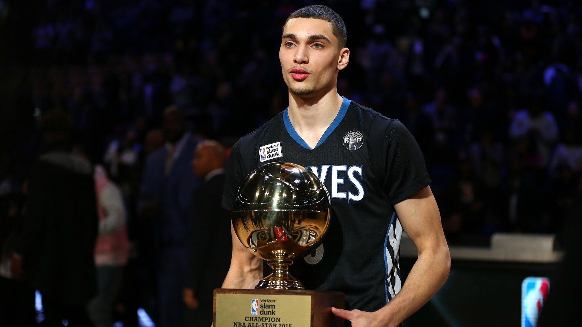 当浓眉哥的汗水滴落赛场,国王的加冕礼在最后三秒完成